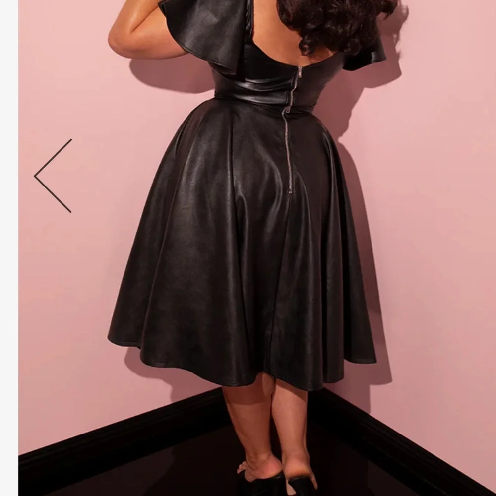 BAD GIRL CIRCLE SKIRT IN VEGAN LEATHER - VIXEN BY MICHELINE PITT - Picture 3 of 9